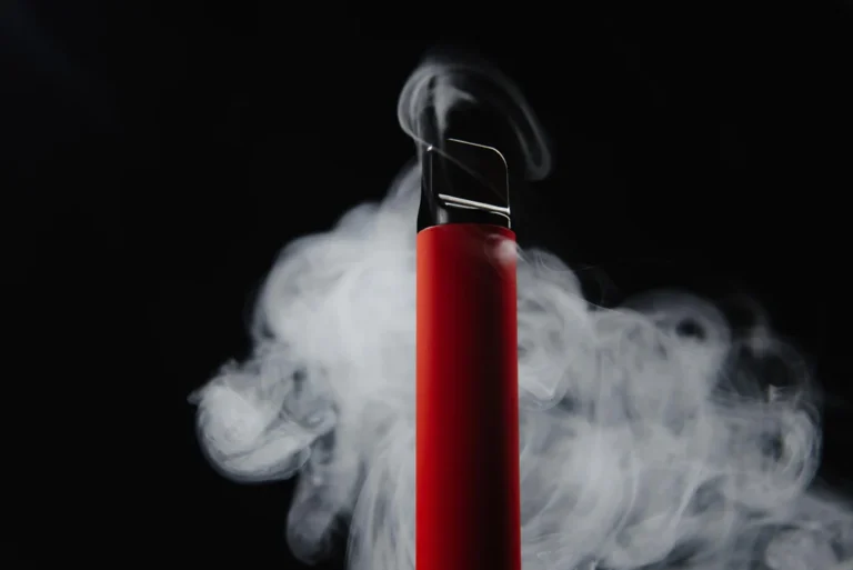 Expendio, venta, compra, consumo y uso de vapeadores y cigarrillos electrónicos en menores de edad